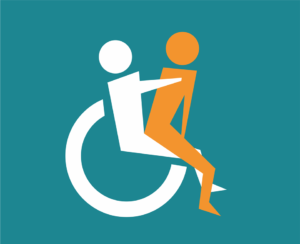 Ilustração: sob um fundo verde há uma o ícone de uma pessoa na cadeira de rodas e uma outra pessoa sentada em seu colo.
