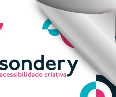Ilustração de uma folha sendo virada. Na página que está saindo, o antigo logo da Sondery, com fonte azul e um círculo de linhas finas azuis e rosas. Na página nova, está o novo logo: Logo da Sondery formado por um S estilizado à esquerda; e, à direita, as palavras: Sondery Acessibilidade Criativa. Um S que possui uma parte em preto sobre fundo branco. A terminação superior do S é azul e deslocada para cima. A terminação inferior do S é rosa-escuro e deslocada para baixo. Ao lado das curvas superior e inferior há um meio-círculo branco. Ao lado do primeiro meio-círculo branco há um segundo meio-círculo rosa, formando um círculo inteiro. Ao lado do segundo meio-círculo branco há outro meio-círculo azul, formando um círculo inteiro. À esquerda, a palavra sondery, escrita com Y, em letras de forma minúsculas, é preta. Abaixo dela estão as palavras acessibilidade criativa em letras de forma minúsculas rosa.