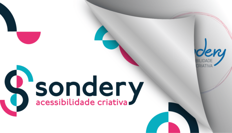 Ilustração de uma folha sendo virada. Na página que está saindo, o antigo logo da Sondery, com fonte azul e um círculo de linhas finas azuis e rosas. Na página nova, está o novo logo: Logo da Sondery formado por um S estilizado à esquerda; e, à direita, as palavras: Sondery Acessibilidade Criativa. Um S que possui uma parte em preto sobre fundo branco. A terminação superior do S é azul e deslocada para cima. A terminação inferior do S é rosa-escuro e deslocada para baixo. Ao lado das curvas superior e inferior há um meio-círculo branco. Ao lado do primeiro meio-círculo branco há um segundo meio-círculo rosa, formando um círculo inteiro. Ao lado do segundo meio-círculo branco há outro meio-círculo azul, formando um círculo inteiro. À esquerda, a palavra sondery, escrita com Y, em letras de forma minúsculas, é preta. Abaixo dela estão as palavras acessibilidade criativa em letras de forma minúsculas rosa.