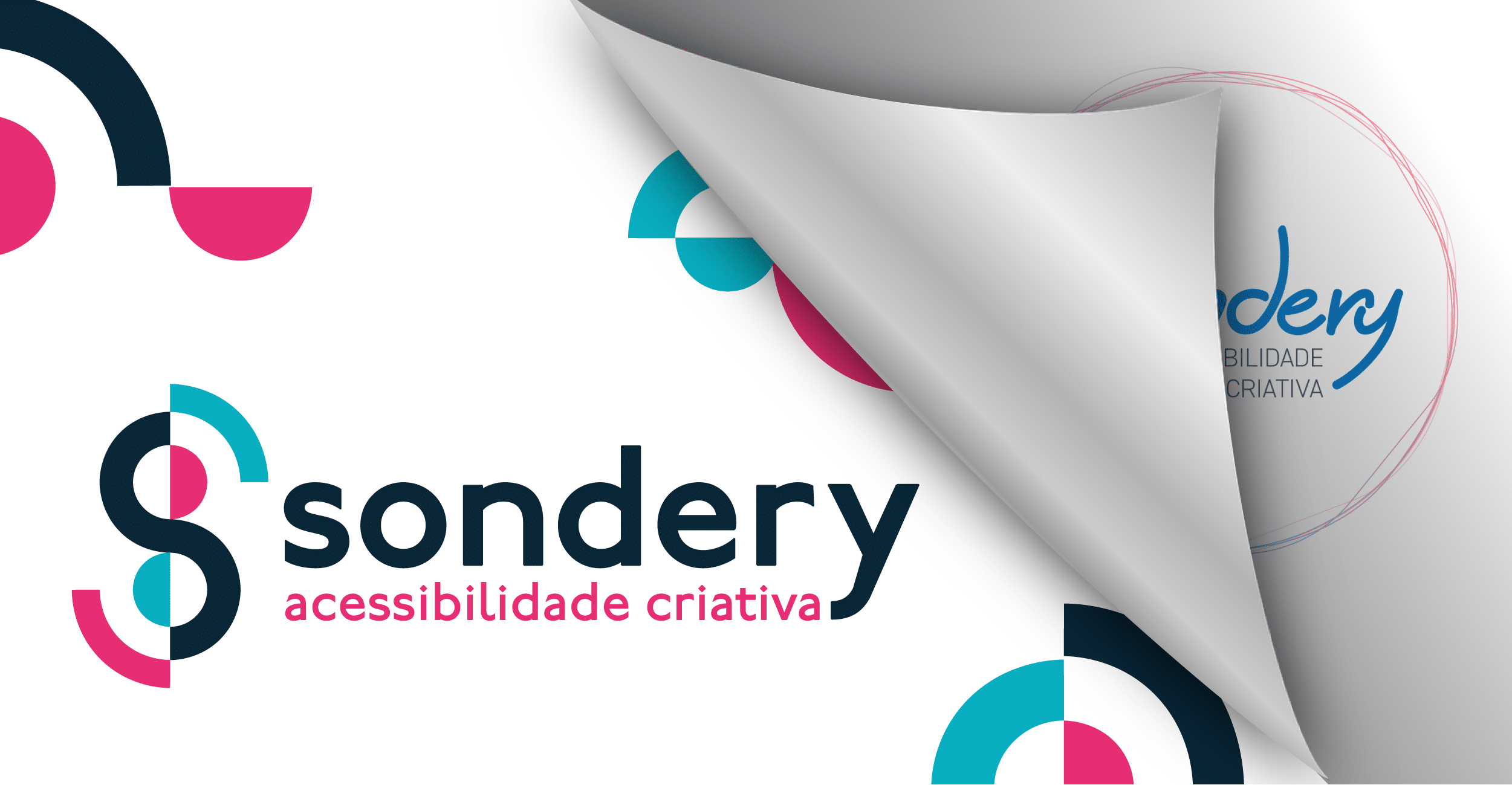 Ilustração de uma folha sendo virada. Na página que está saindo, o antigo logo da Sondery, com fonte azul e um círculo de linhas finas azuis e rosas. Na página nova, está o novo logo: Logo da Sondery formado por um S estilizado à esquerda; e, à direita, as palavras: Sondery Acessibilidade Criativa. Um S que possui uma parte em preto sobre fundo branco. A terminação superior do S é azul e deslocada para cima. A terminação inferior do S é rosa-escuro e deslocada para baixo. Ao lado das curvas superior e inferior há um meio-círculo branco. Ao lado do primeiro meio-círculo branco há um segundo meio-círculo rosa, formando um círculo inteiro. Ao lado do segundo meio-círculo branco há outro meio-círculo azul, formando um círculo inteiro. À esquerda, a palavra sondery, escrita com Y, em letras de forma minúsculas, é preta. Abaixo dela estão as palavras acessibilidade criativa em letras de forma minúsculas rosa.