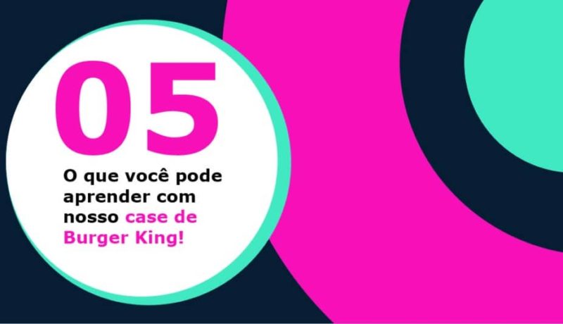 Imagem retangular com círculos concêntricos azul, rosa e cinza. No canto esquerdo há um círculo branco com o texto 