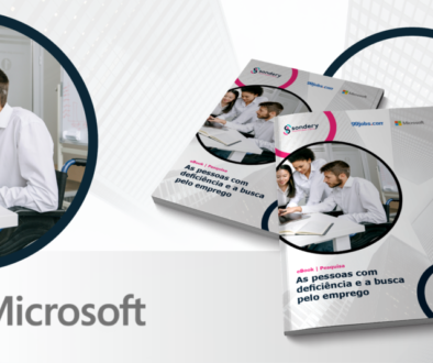 Arte de capa. Do lado esquerdo, duas mulheres e um homem usam camisa branca de manga comprida e estão de frente para um notebook. O homem é cadeirante. Do lado direito há dois livros com o logo da Sondery, da 99jobs e da Microsoft, com a mesma foto das três pessoas e o título: "As pessoas com deficiência e a busca pelo emprego. Abaixo, o título: O que o case Microsoft nos ensina sobre pessoas com deficiência no mercado de trabalho.