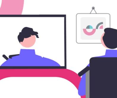 Ilustração de uma pessoa cadeirante vendo o seu próprio reflexo na tela de uma televisão que está na frente dela. A pessoa tem cabelos curtos pretos e usa uma camisa azul. Há elementos coloridos em rosa e azul como um quadro na parede e um abajour.