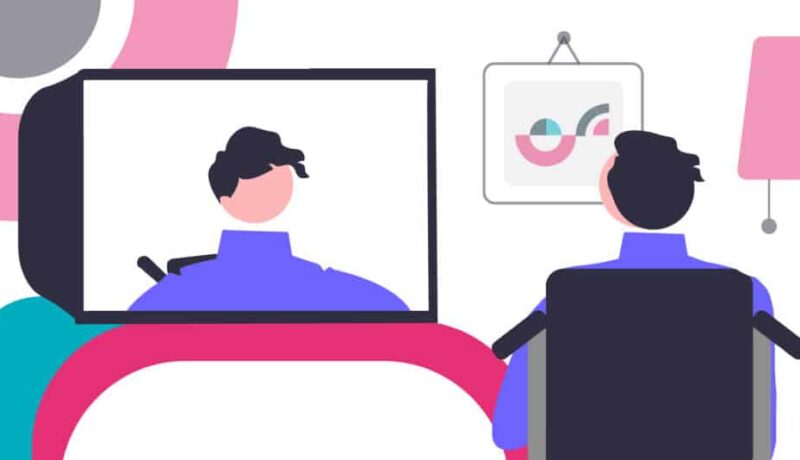 Ilustração de uma pessoa cadeirante vendo o seu próprio reflexo na tela de uma televisão que está na frente dela. A pessoa tem cabelos curtos pretos e usa uma camisa azul. Há elementos coloridos em rosa e azul como um quadro na parede e um abajour.