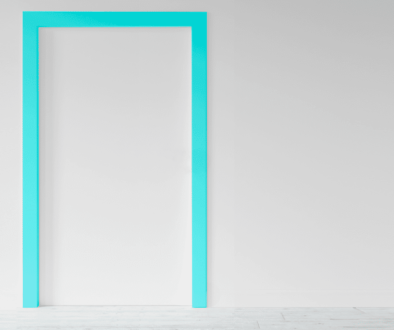 Ilustração retangular com fundo branco. Na parte esquerda e central da imagem há uma porta branca com batente azul claro.