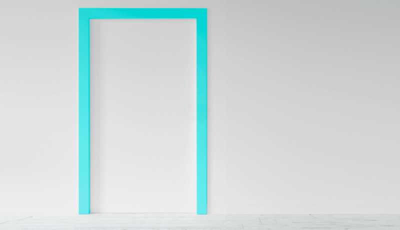 Ilustração retangular com fundo branco. Na parte esquerda e central da imagem há uma porta branca com batente azul claro.