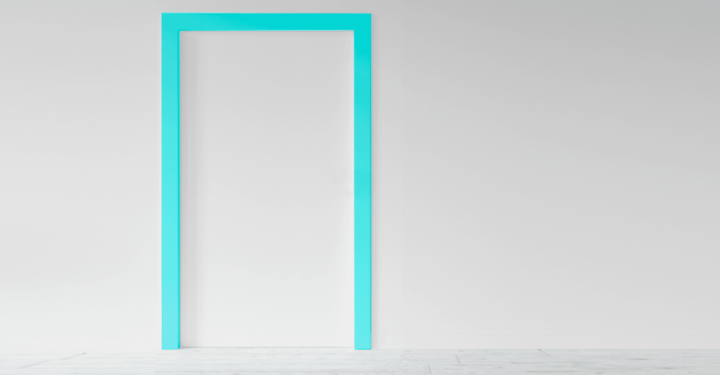 Ilustração retangular com fundo branco. Na parte esquerda e central da imagem há uma porta branca com batente azul claro.