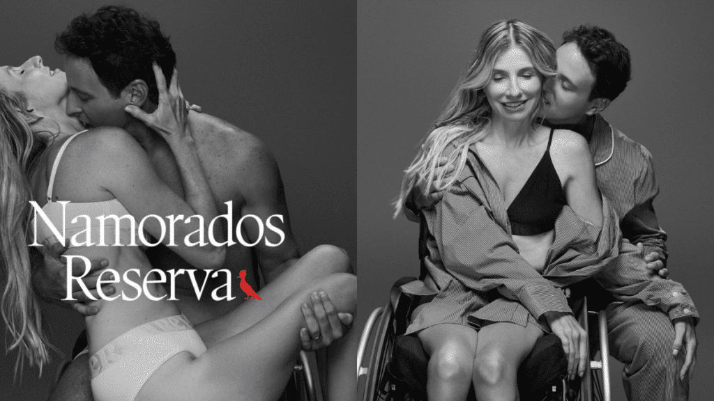 Duas fotos em preto e branco, lado a lado, do casal Andrea Schwarz e Jacques Haber. Ela é uma mulher loira, magra, de cabelos ondulados e cadeirante, e ele um homem de cabelos curtos pretos. Na primeira foto, Jacques está apenas de cueca e segura Andrea nos braços enquanto beija o pescoço dela, ela está de calcinha e sutiã brancos, de olhos fechados com o rosto para cima, colocando os dedos nos cabelos de Jacques. Na segunda foto, Andrea está em sua cadeira de rodas, usa uma camisa de botão grande por cima de um sutiã preto e Jacques está atrás dela, beijando a nuca da mulher; ele usa um pijama listrado.