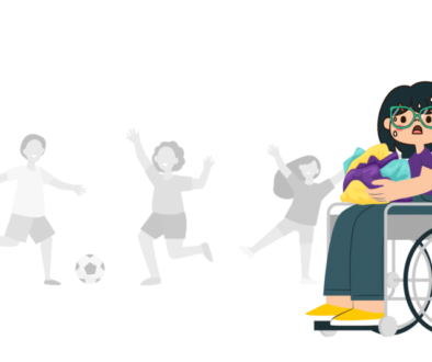 Imagem de fundo branco com a ilustração de um professor observando seus alunos jogando bola. Na parte central direita há uma ilustração de uma menina sentada em uma cadeira de rodas. Ela tem suor no rosto e semblante triste. Ela segura uma pilha de roupas.